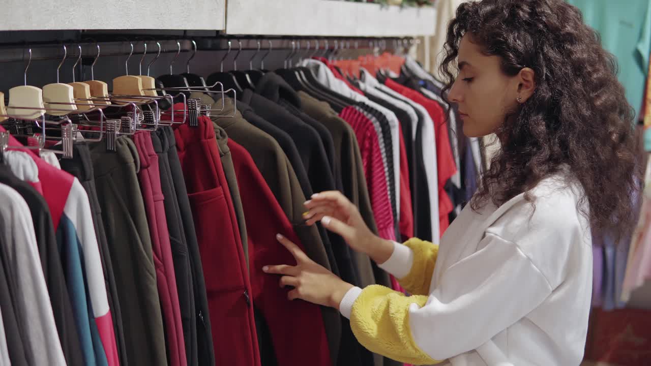mujer comprando ropa en una tienda minorista