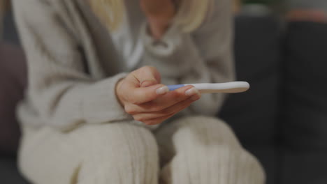 mujer que lleva una prueba de embarazo