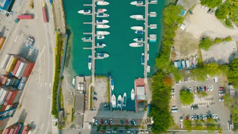 Toma-Aérea-De-Drones-De-Un-Puerto-Deportivo,-Estacionamiento-De-Botes,-Colombia,-Cartagena