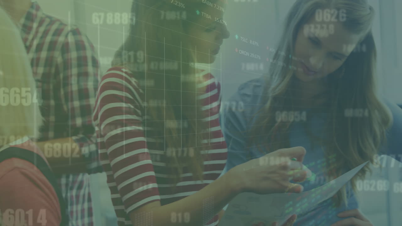 animación de números cambiantes, gráficos y tablas de negociación, diversos compañeros de trabajo planifican la estrategia