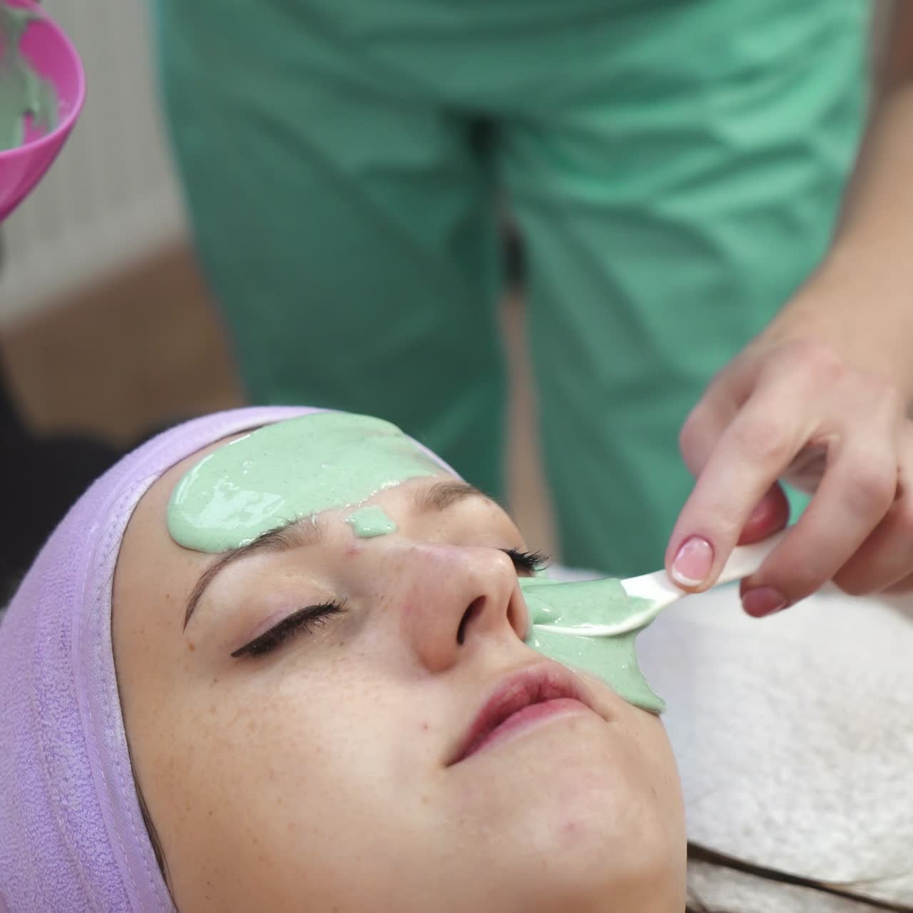 Donna che fa una maschera viso in una spa