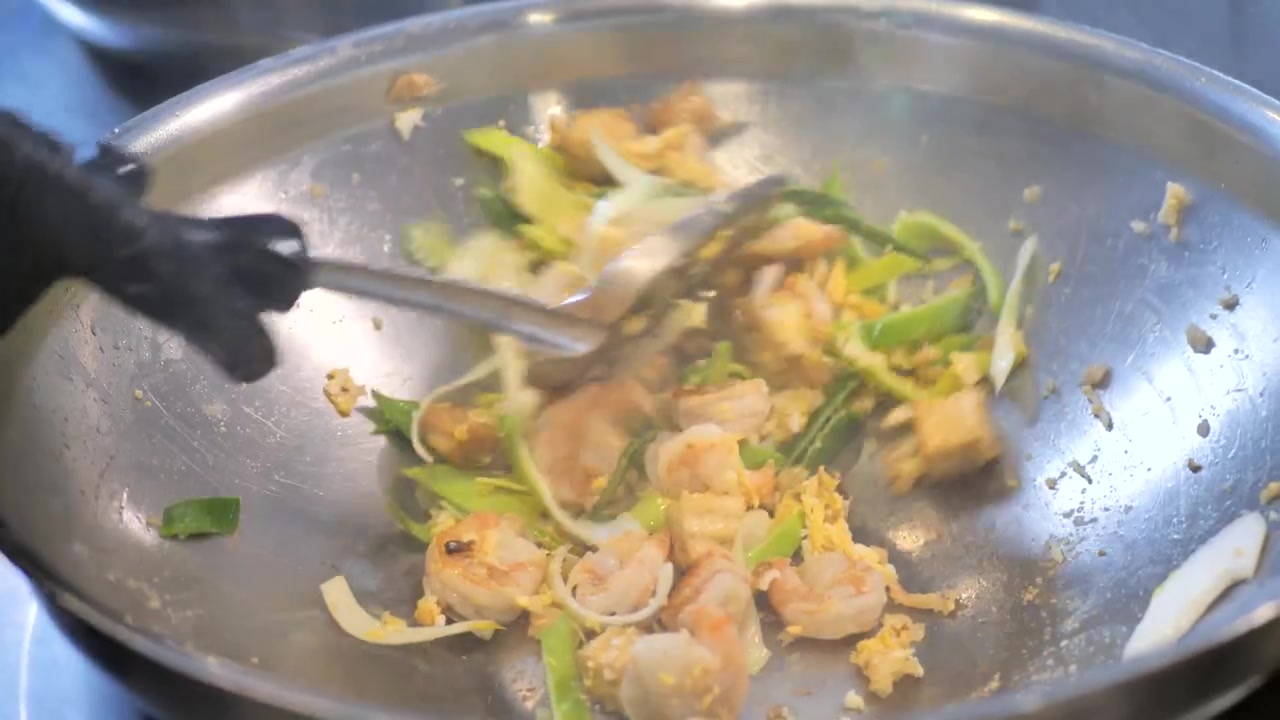 Pad Thai med rejer og tofu, den berømte asiatiske thailandske street food i varm pande. Pad Thai er en risnudelret, som almindeligvis bruges som street food i Thailand. Thailands bedste mad