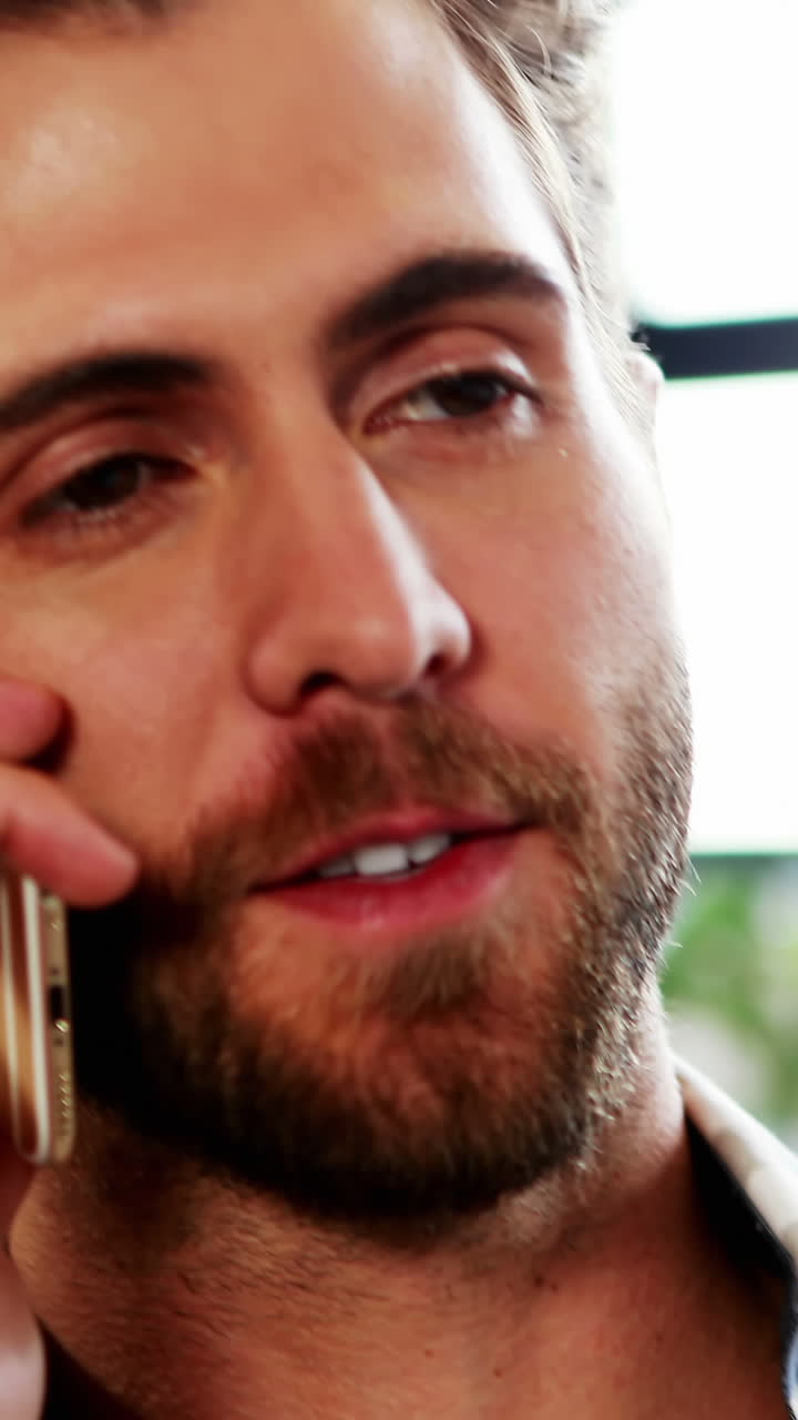 Un uomo d'affari che parla al cellulare.