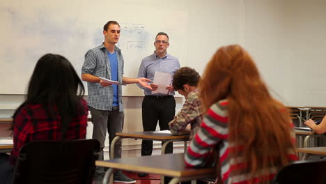 estudiante haciendo una presentación a su clase