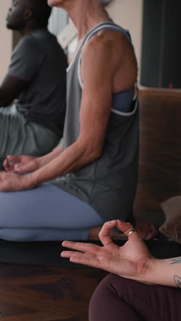 sesión de meditación en grupo de yoga