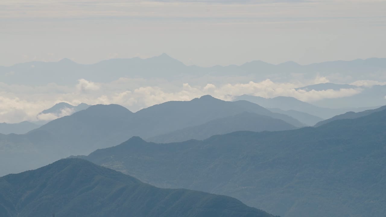 코피 스페이스와 함께 안개 파란 산의 배경, 코피 스과 함께 아름다운 파란 산 풍경의 안개 층, 네팔의 히말라야의 자연 배경