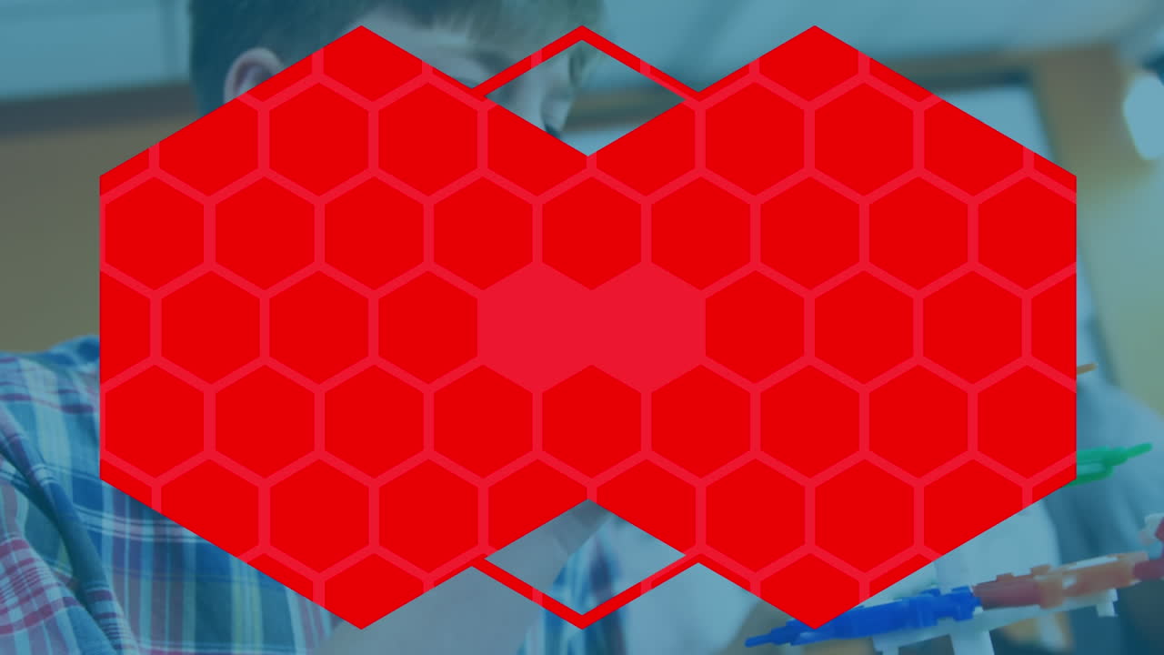 Formas hexagonais abstratas com o fundo de um garoto caucasiano tocando um modelo de estrutura de DNA em laboratório.