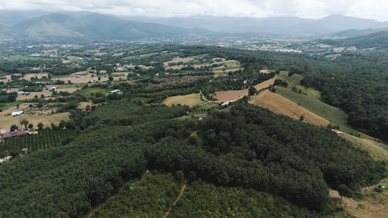 sobrevuelo aéreo paisaje de montaña verde de pai con punto de vista de yun lai en tailandia durante un día nublado