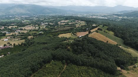 Sobrevuelo-Aéreo-Del-Paisaje-De-Montaña-Verde-De-Pai-Con-El-Mirador-De-Yun-Lai-En-Tailandia-Durante-El-Día-Nublado