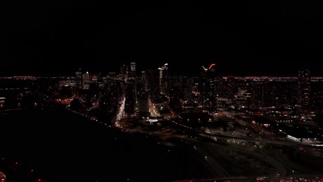 Vuelo-Con-Drones-Del-Centro-De-Calgary-Por-La-Noche