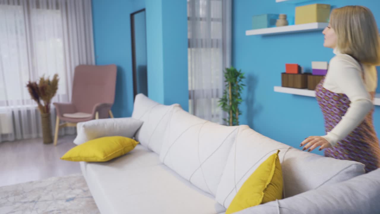 la mujer feliz organiza su hogar, ama su hogar, lleno de vida.