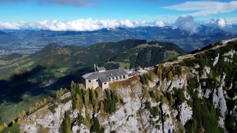 Castillo-De-Piedra-Encaramado-En-La-Cima-De-Una-Colina,-Envuelto-En-Niebla,-La-Luz-Del-Sol-Se-Asoma,-Creando-Un-Aire-De-Misterio-Y-Asombro.