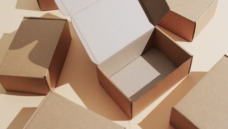 video von kartonboxen mit kopierplatz auf braunem hintergrund