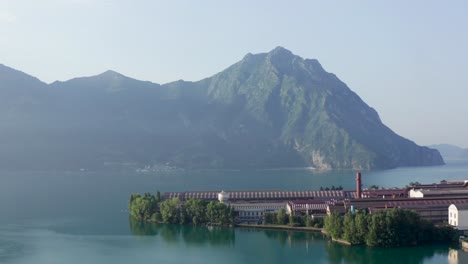 意大利隆巴第省西塞湖的洛弗雷港 (lovere port) 的精彩空中景色