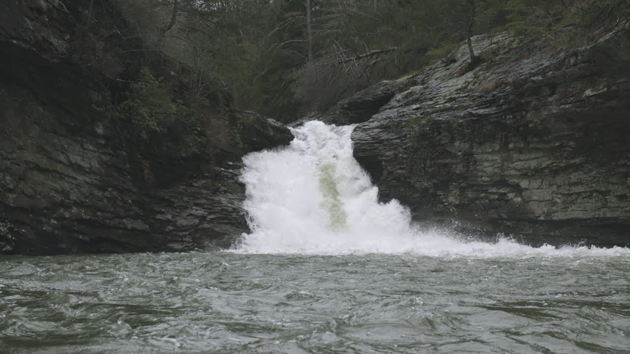 테네시 주 채터누가에 있는 호수로 흐르는 작은 폭포의 클로즈업 영상