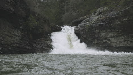 Nahaufnahmen-Eines-Kleinen-Wasserfalls,-Der-In-Den-See-In-Chattanooga,-Tn.,-Fließt