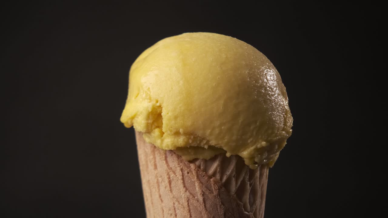 Rotazione a 360 gradi di un delizioso cono gelato al mango. Concetto di dolce e dessert.