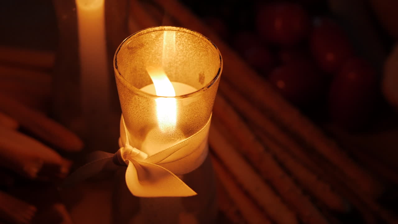 유리 항아리에 밤에 장식용 촛불