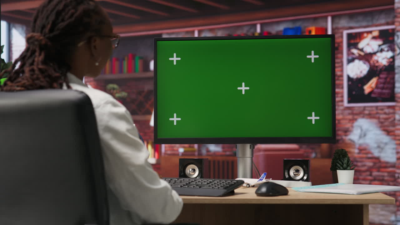 trabajador remoto haciendo tareas en la computadora de clave de croma, escribiendo información