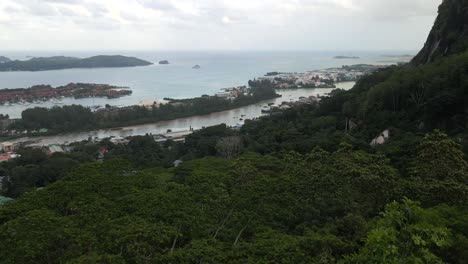 Paisajes-En-Seychelles-Filmados-Con-Un-Dron-Desde-Arriba-Que-Muestran-La-Naturaleza,-Montañas,-Casas-E-Islas-En-La-Isla-Principal-Mahe