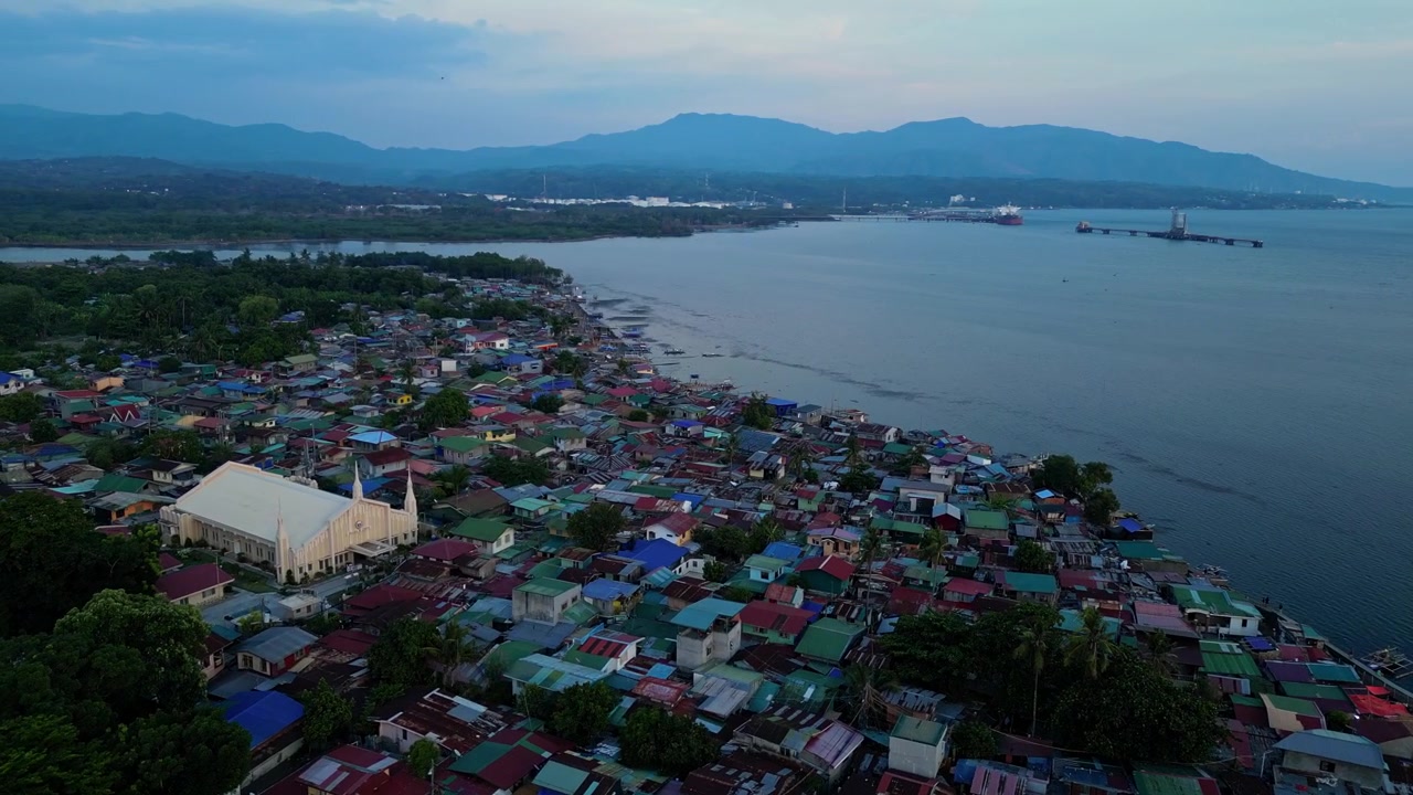 Batangas Körfezi Manzaralı Bir Wawa Yerleşim Bölgesine Odaklanan Sakin Okyanus Suları Üzerinde Yavaş Kaydırmalı Havadan Çekim
