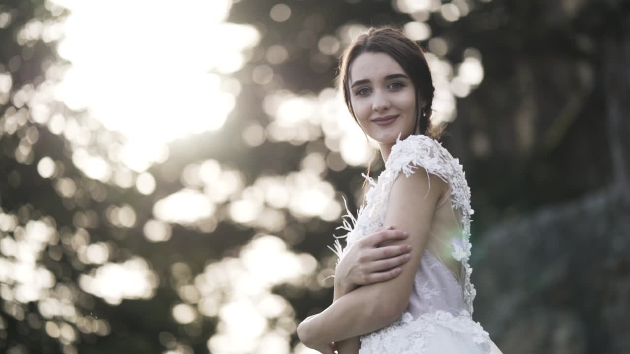 Novia con vestido de novia de encaje en un parque