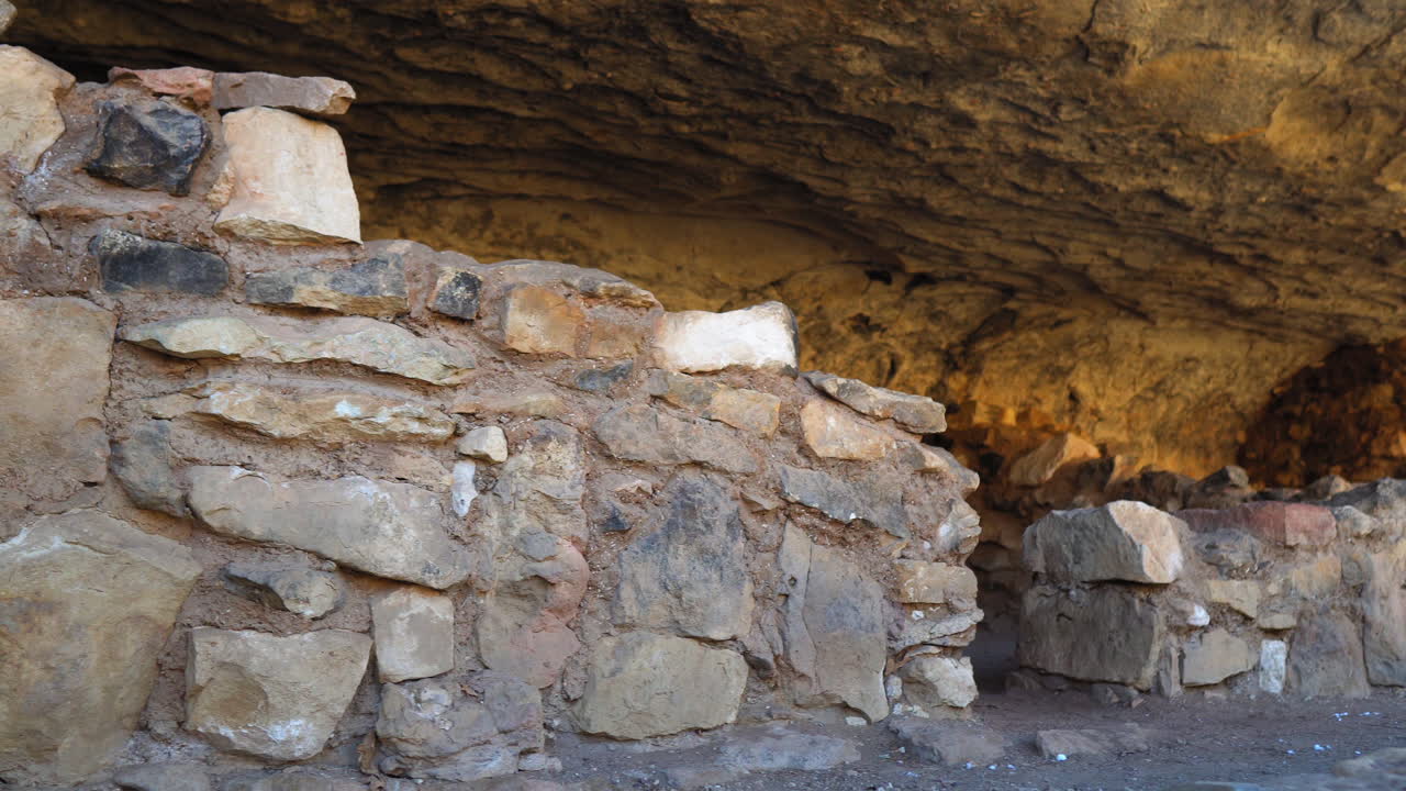 paredes de piedra arenisca de viviendas cueva en walnut canyon por sendero