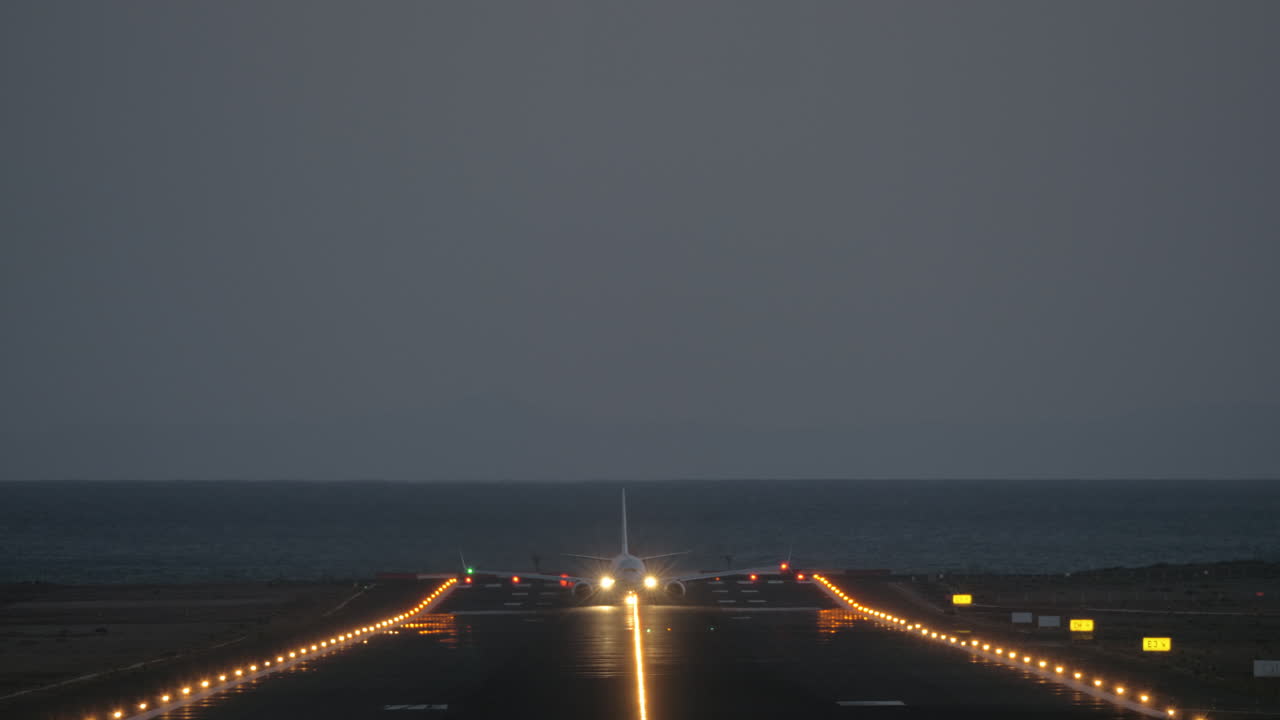 un despegue frontal por la noche