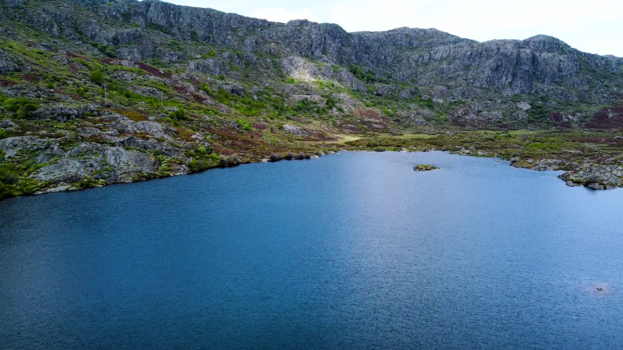 camiones aéreos a través del cañón de río terra en el campo de españa, espacio para texto