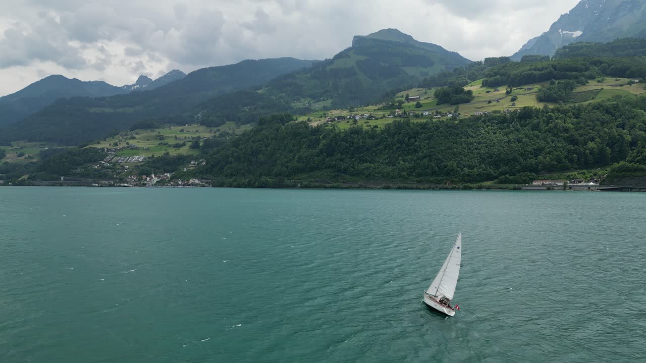 turismo actividad de ocio de navegación en yate en el lago walensee de suiza