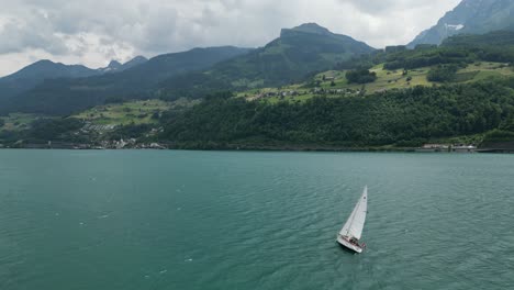 Tourismus-Freizeitaktivität-Des-Yachtsegelns-Im-Walensee-Der-Schweiz