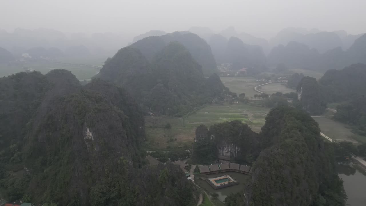 북부 베트남의 산악 지역인 닝닝의 강을 따라 있는 극적인 절벽의 공중 풍경