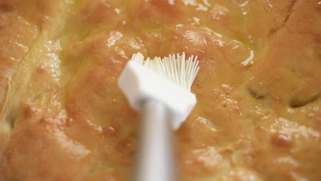 Frisch-Gebackenes-Brot-Mit-Öl-Bestreichen,-Mit-Weißem-Pinsel-Bestreichen,-Pov