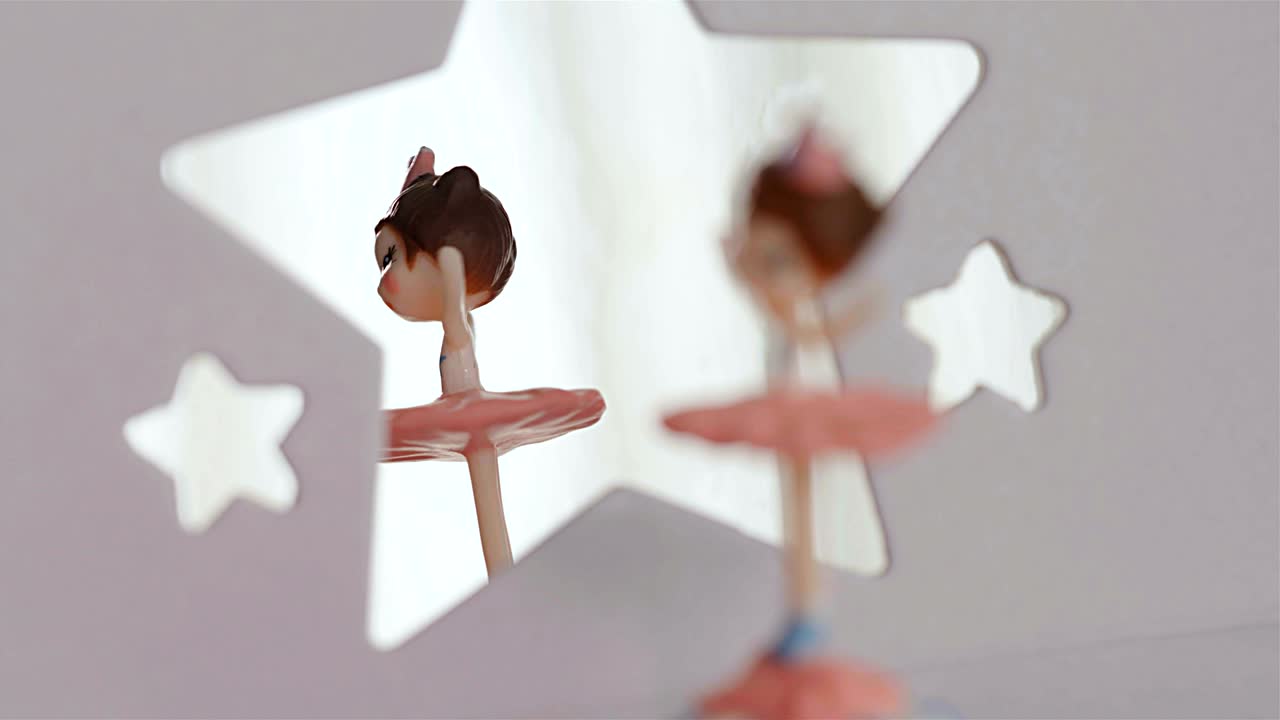 caja de música con bailarina giratoria bailando, 4k