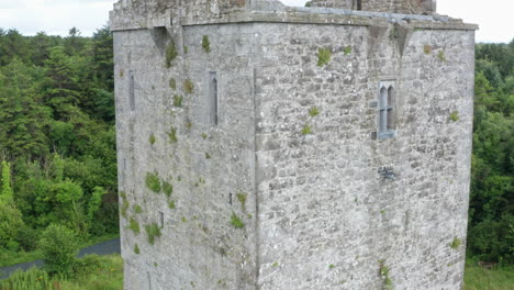 Toma-Aérea-Giratoria-Del-Castillo-Del-Parque-Merlin-En-Galway,-Irlanda