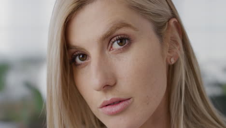 retrato de cerca atractiva joven rubia mujer de negocios que mira con confianza a la cámara hermosa mujer caucásica en cámara lenta
