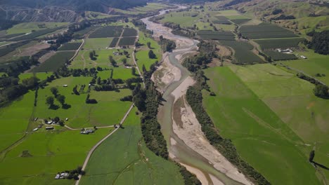 Vista-Aérea-Del-Río-Motueka-Con-Granja-De-Flores-De-Lúpulo-En-Verano-En-Tapawera,-Nueva-Zelanda