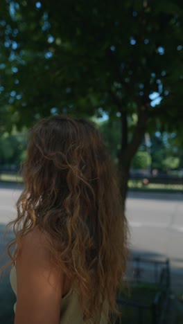 mujer con cabello rizado en la calle de la ciudad