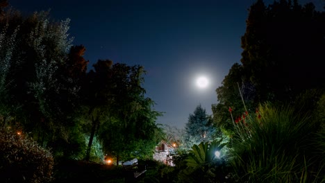 lapso de tiempo de la luna llena vista desde el jardín de una casa