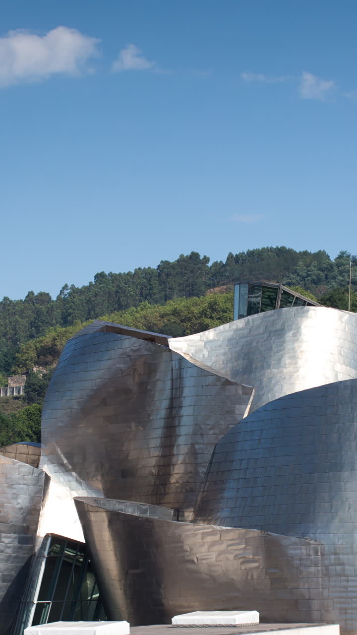 barcelona - españa - 12 de junio de 2024: vista del museo guggenheim en bilbao, españa en vertical