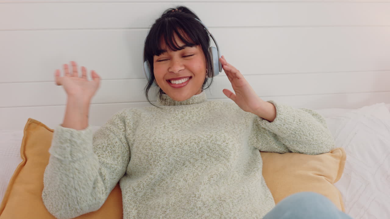 침대에서 음악을 즐기는 여자