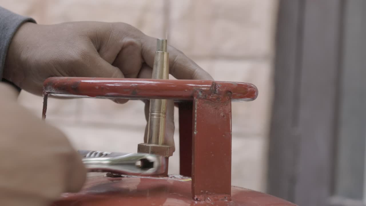 액화 석유 가스 실린더 충전 브를 열고 집에서 가스를 수리하는 사람