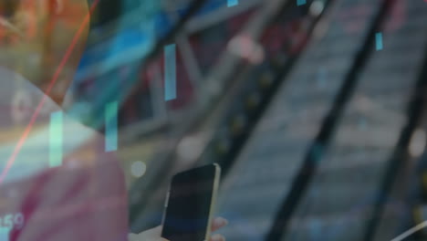 animación del procesamiento de datos financieros sobre una mujer caucásica que usa un teléfono inteligente
