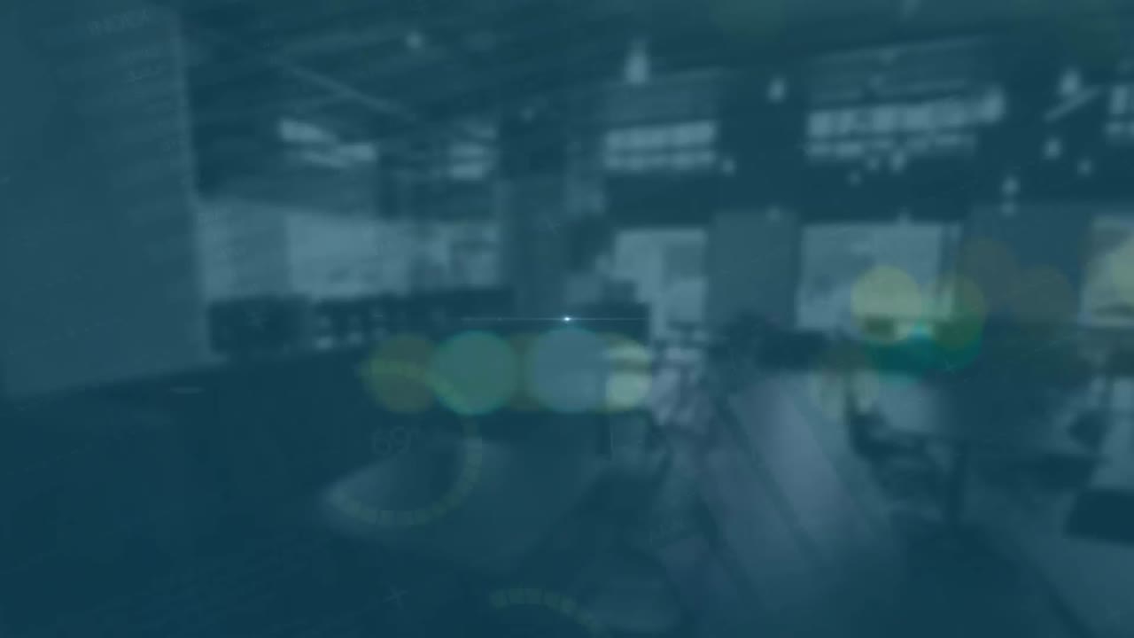 animación de reloj móvil y procesamiento de datos financieros en una oficina vacía