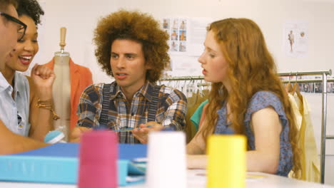 estudiantes de moda teniendo una reunión juntos