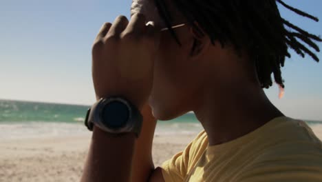 hombre con gafas de sol en la playa 4k