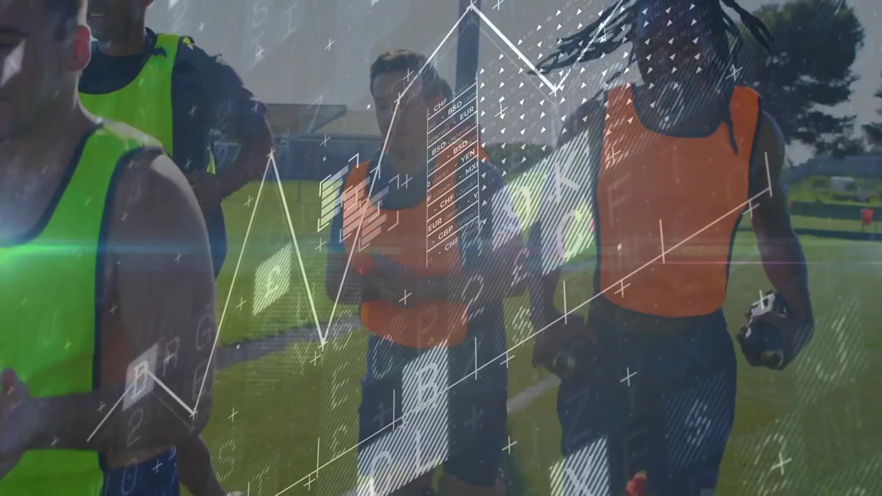 Giocatori maschi che corrono sul campo, inizia un'esercitazione sportiva, la telecamera si abbassa, con riquadri di dati che tracciano le gambe.