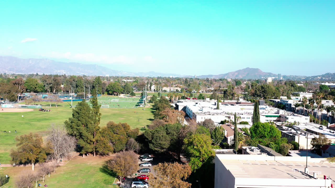 로스앤젤레스의 도시 공원에 있는 축구장을 향해 날아갑니다.