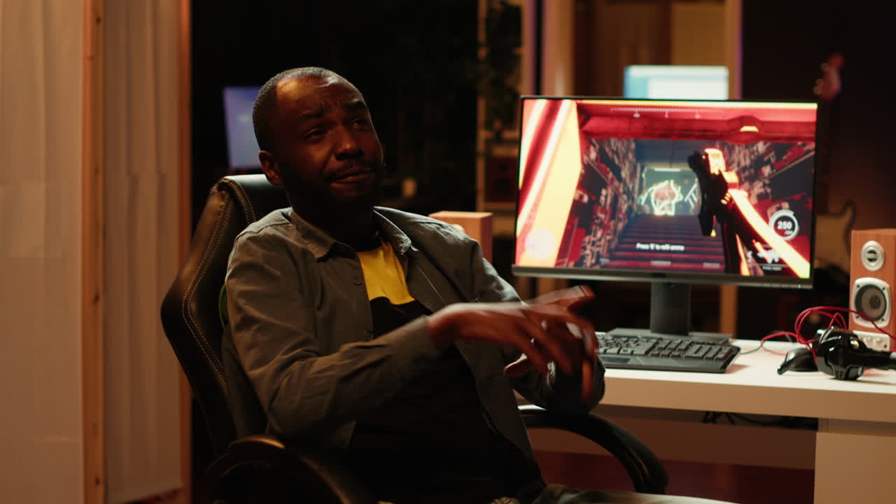 Uomo che si riprende mentre gioca al PC da gaming, dando il benvenuto al pubblico