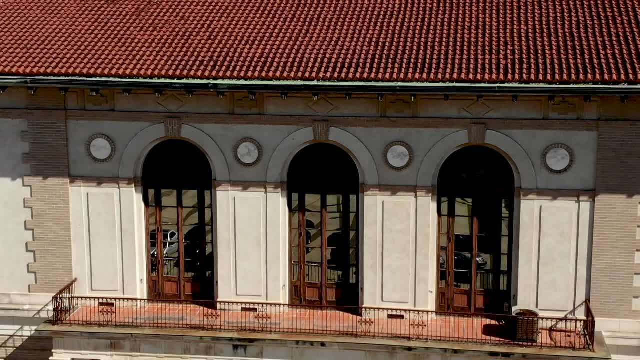 텍사스에 있는 버려진 건물의 유리에 반사된 조감도